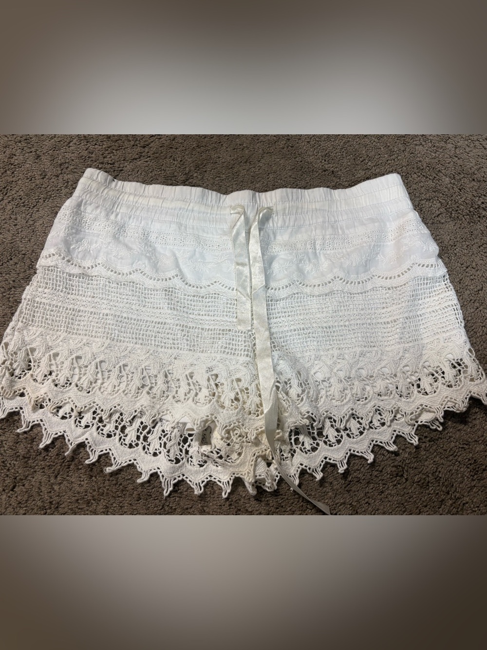 No Boundaries White Crochet-Trim Womens Shorts